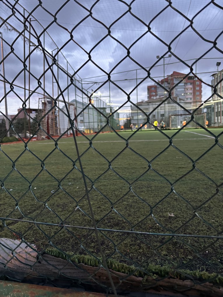 Ada Halı Saha Kırkkonaklar akşam maçı, floodlight altında oyuncular