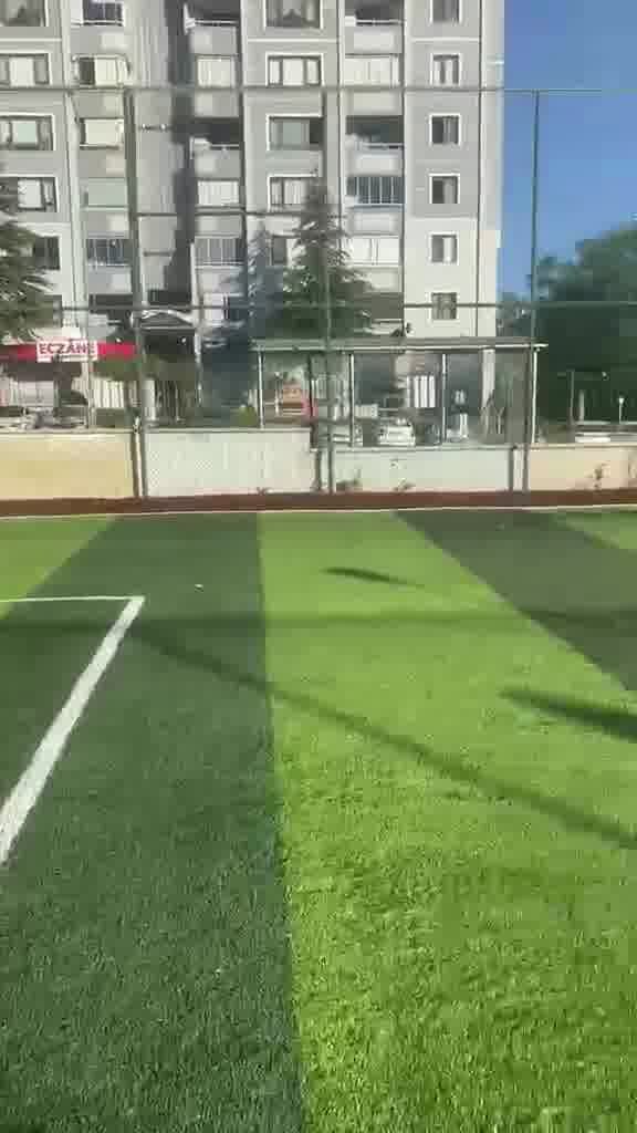 Ada Halı Saha Kırkkonaklar çizgili suni çim zemin ve bina manzarası
