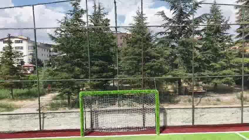 Ada Halı Saha Kırkkonaklar çam ağaçları arkasında kale