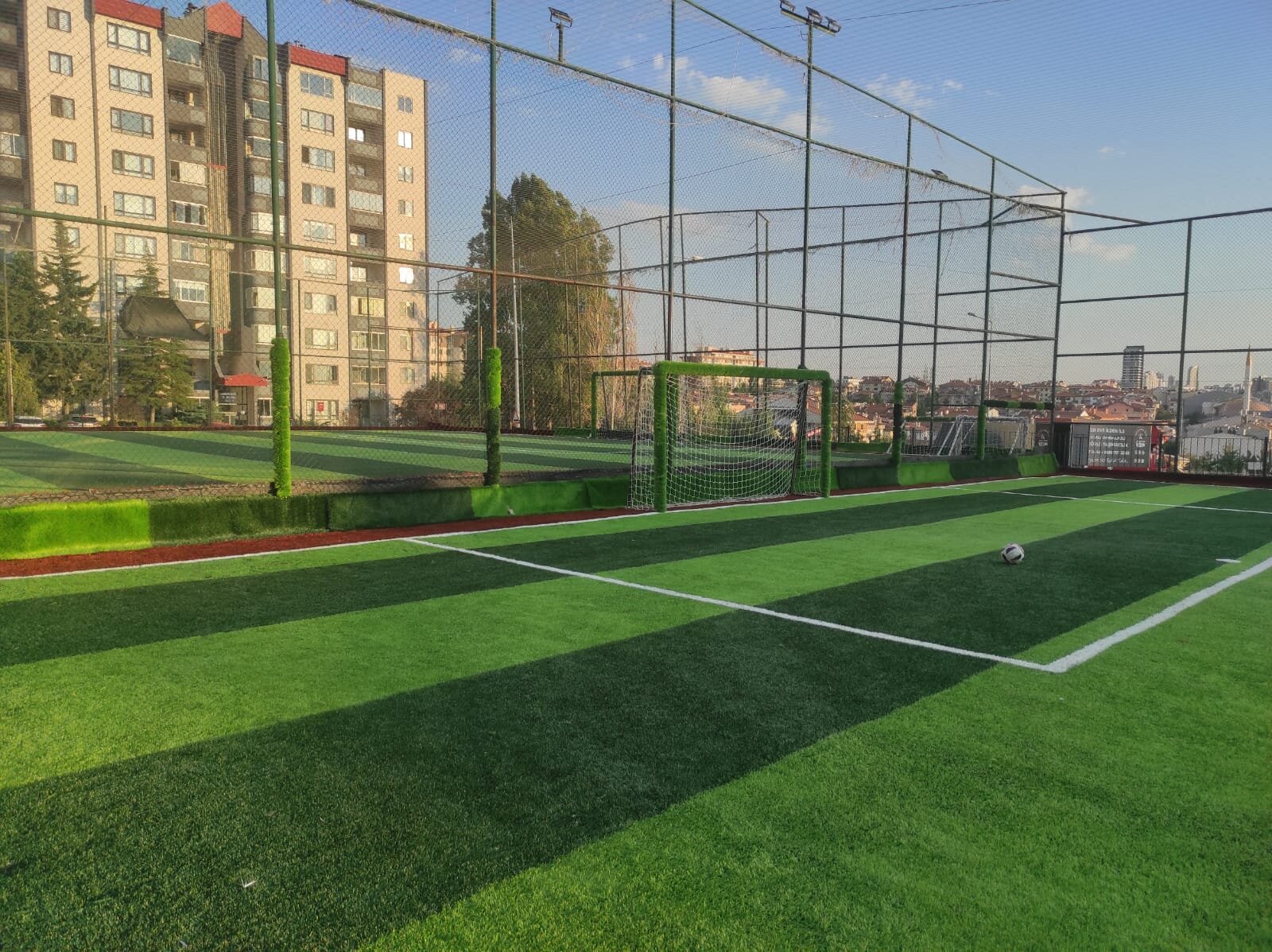 Ada Halı Saha Kırkkonaklar sahadan fotoğraf 6