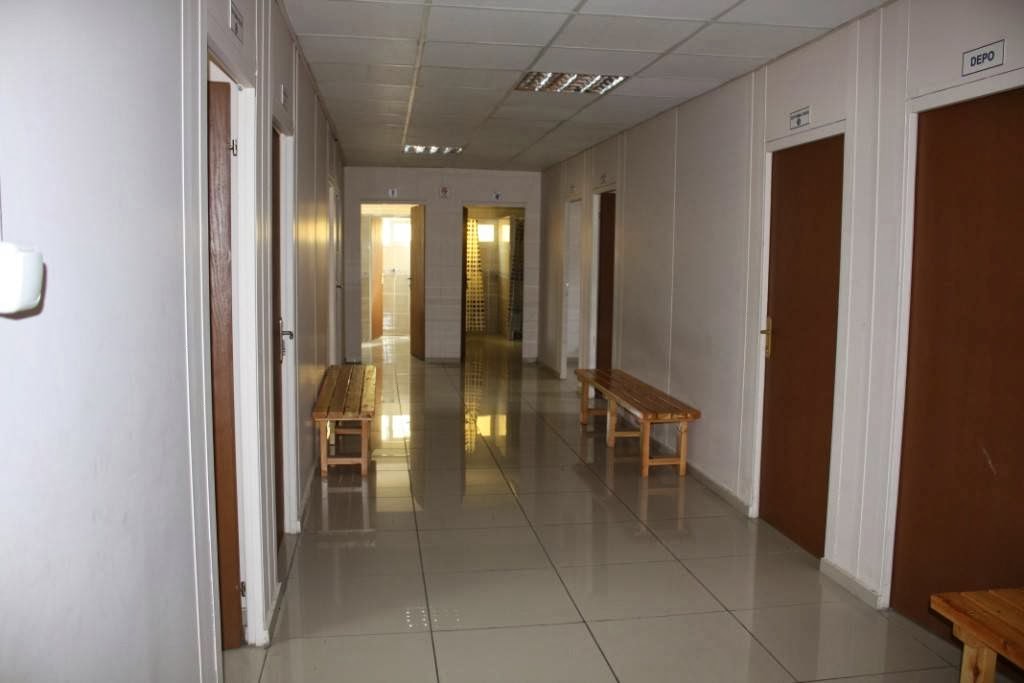 Ada Halı Saha Kırkkonaklar soyunma odaları koridoru