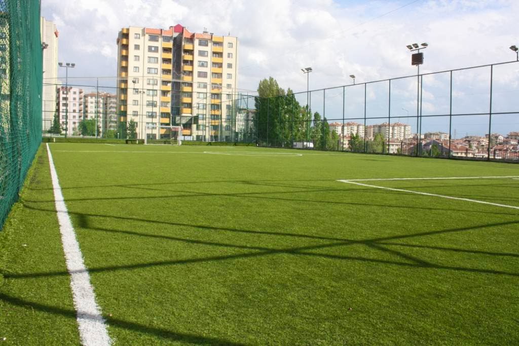 Ada Halı Saha Kırkkonaklar yeniden yapılan suni çim zemin, köşe vuruşu çizgisi